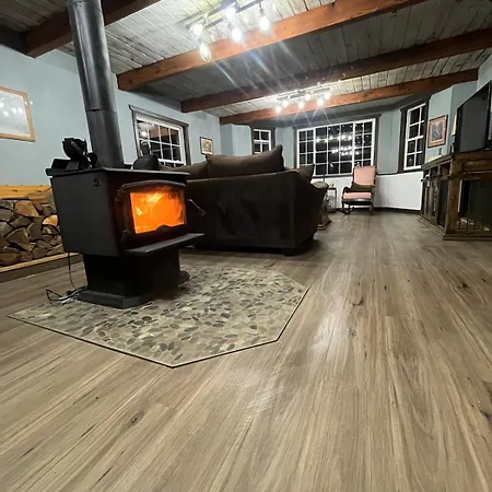 Cheerful 2 Bedroom Cabin With Indoor Wood Stove